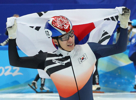 한국 쇼트트랙 대표팀 황대헌이 9일 오후 중국 베이징 캐피털 실내 경기장에서 열린 2022 베이징 동계올림픽 쇼트트랙 남자 1500m 결승에서 1위로 결승선을 통과한 뒤 태극기를 들고 세리머니를 하고 있다.  연합뉴스